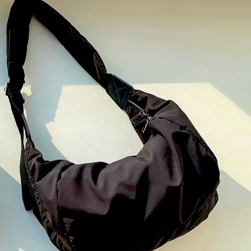 New - Lightweight -Stylish Dumpling Shoulder Bag - Black